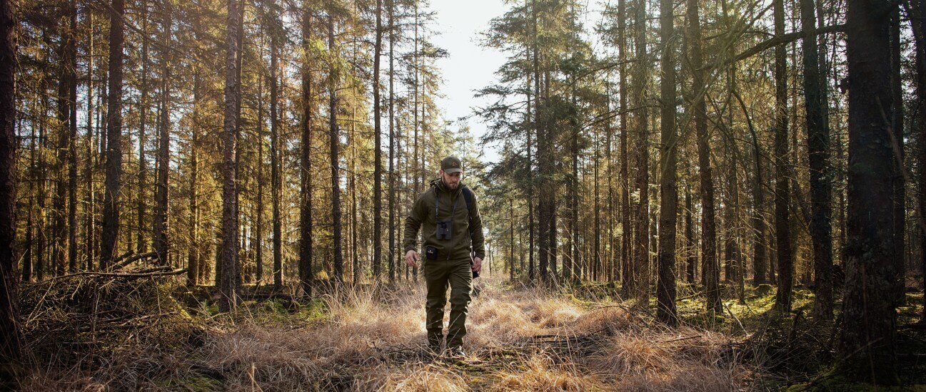 Jäger im Wald zur Pirsch im Frühling und Sommer 