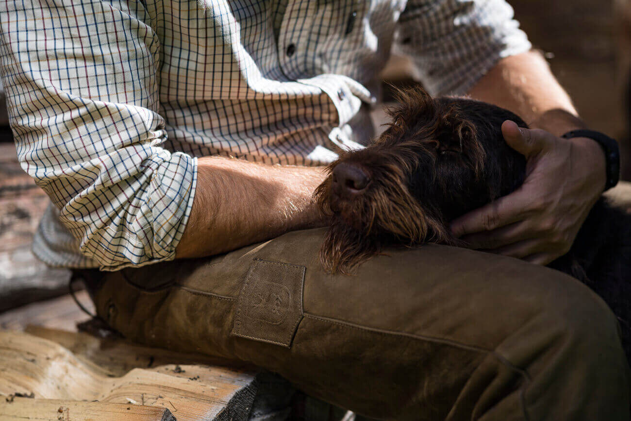 Jäger mit Jagdlederhose und Hund