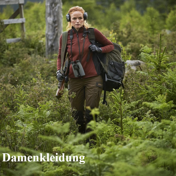 Jägerin mit Fleecejacke, Rucksack und Waffe auf dem Weg zum Ansitz