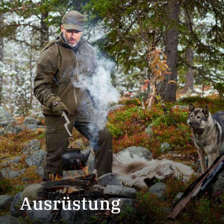 Jäger mit Hund am Lagerfeuer und Teekanne in Schweden